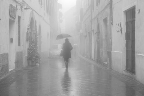 An opportunistic photo while running through the streets of a rainy day in Montalcino street photography, rain, fog, Montalcino, Tuscany, Toscana