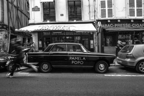 A chase in the Marais Marais, Paris, black and white