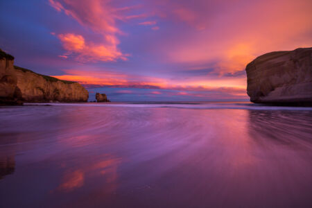 A spectacular and lengthy sunset light show near Dunedin Tunnel beach. Dunedin, New Zealand