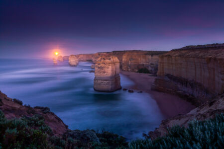 Moonset and first light on the Twelve Apostles Twelve Apostles, Great Ocean Road